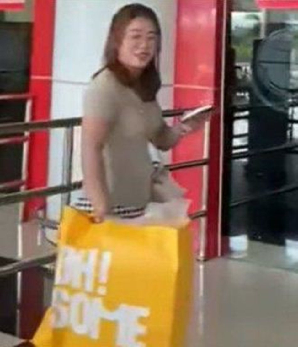 Tangkapan  layar video viral korban jatuhnya Sam Air sebelum tewas. (F:ist)