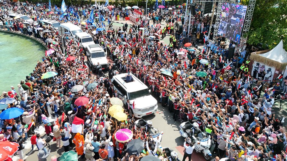Mobil nasional ini pun melintas bersama Prabowo untuk menyapa warga di sepangjang jalan Sudirman-Thamrin sampai ke Istana Kepresidenan.(F:ist)