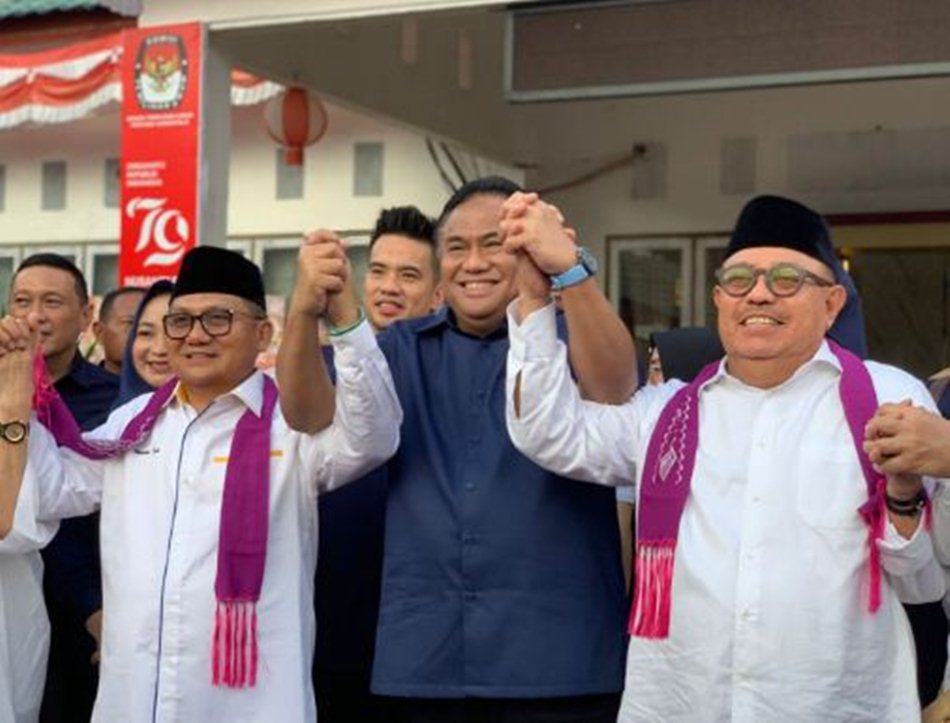 pasangan Calon Gubernur dan Wakil Gubernur Gorontalo nomor urut 1 Tony Uloli dan Marten Taha bersama rachmat Gobel (F:ist)