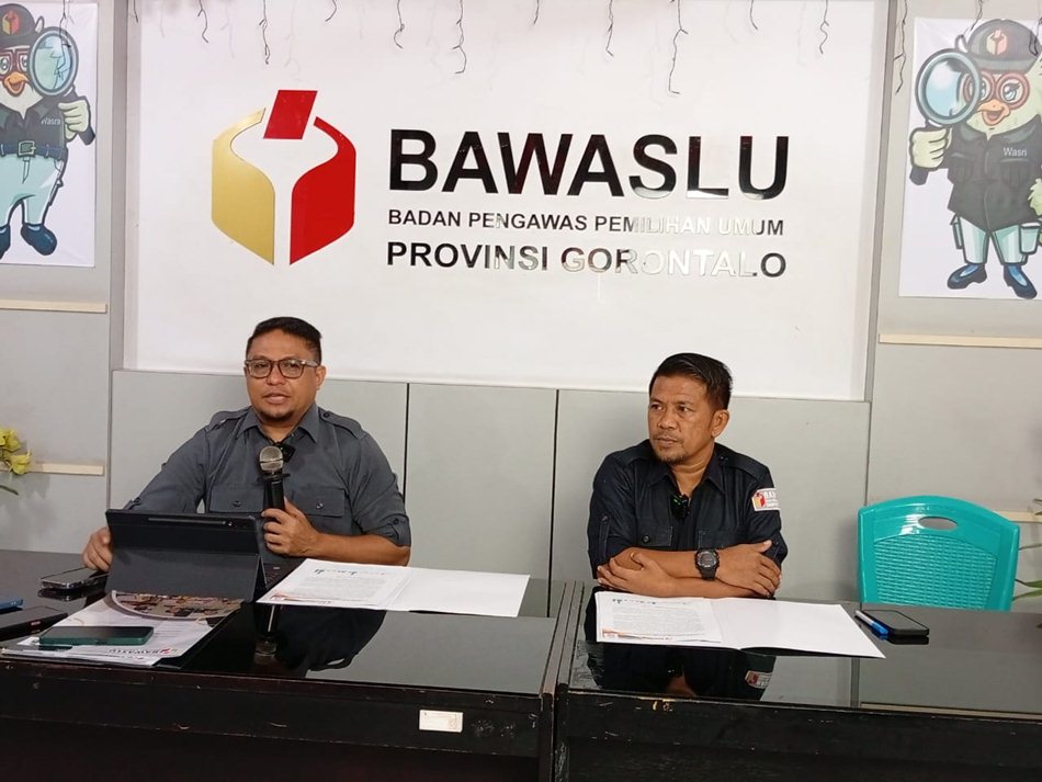 Ketua Bawaslu Provinsi Gorontalo Idris Usuli bersama anggota Bawaslu bersama anggota Moh Fadjri Arsyad(F:humas)
