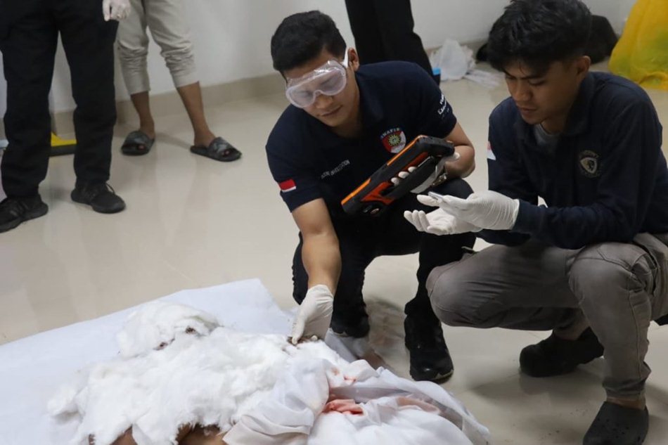 Tim Inafais Pola Gorontalo lakukan incdentifikasi korban pesawar jatuh (F:humas)