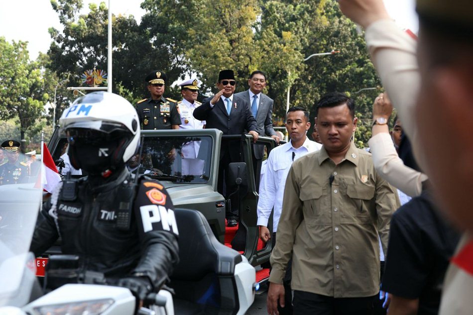 Presiden RI ke-8 Prabowo Subianto kompak menaiki kendaraan Maung   bersama Menteri Pertahanan Sjafrie Sjamsoeddin. (F:Istimewa)