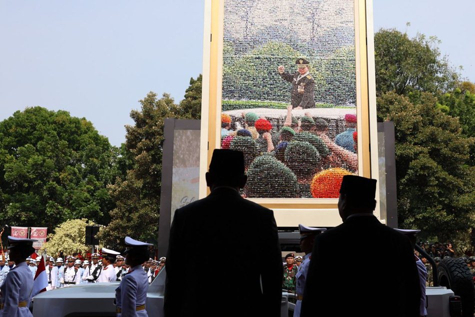 Antusiasme Warga Pasang Foto Presiden Prabowo (F:istimewa)