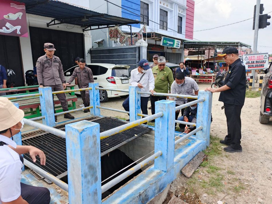 Penyidik Kejati Gorontalo saat mengecek  potensi kerugian Negara Proyek Kanal Tanggidaa. (F:istimewa)