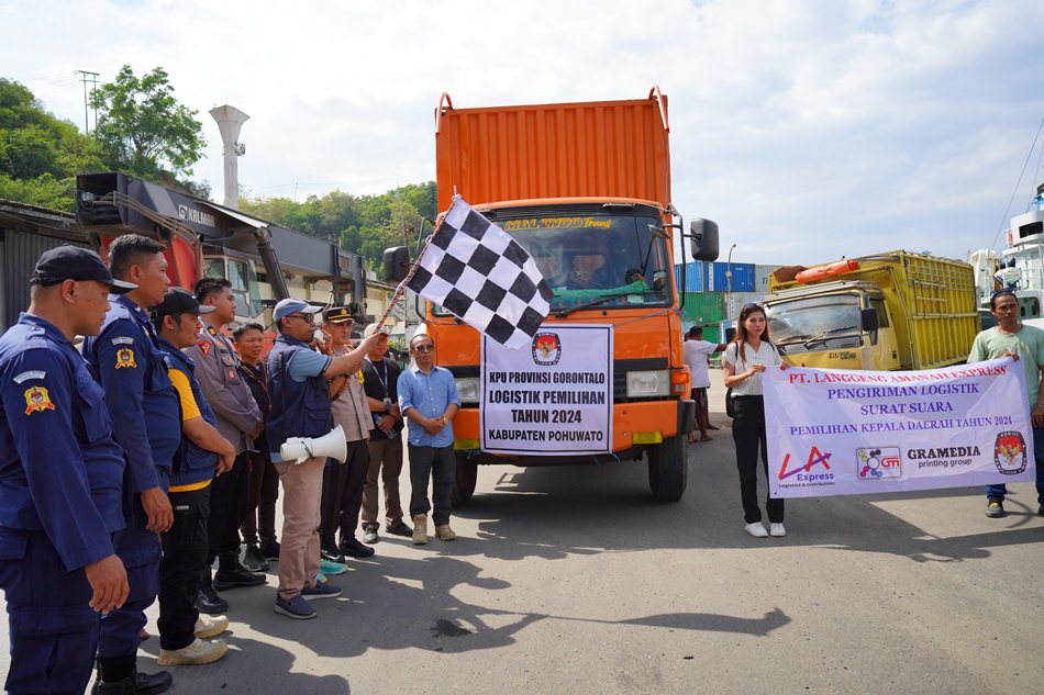 Ketua KPU Provinsi Gorontalo saat melepas distribusi Surat Suara Pilkada 2024 ke KPU  Kabupaten kota (F:humas)