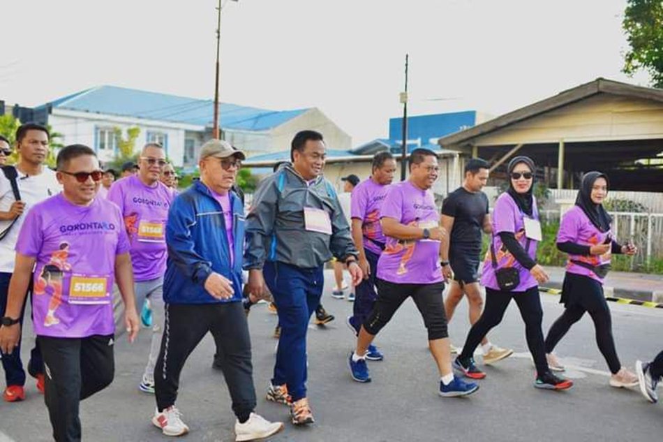 Anggota DPR Rachmat Gobel dan calon Gubernur dan Wakil Gubernur   Tonny Uloli -Marten Taha ikut berpartisipasi dalan ajang Gorontalo Half Marathon (F:humas)