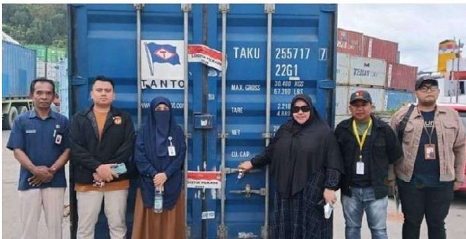 jajaran KPU Bone Bolango dipimpin Ketua Sutenty Lamuhu saat menerima logistik kertas suara (F:humas)