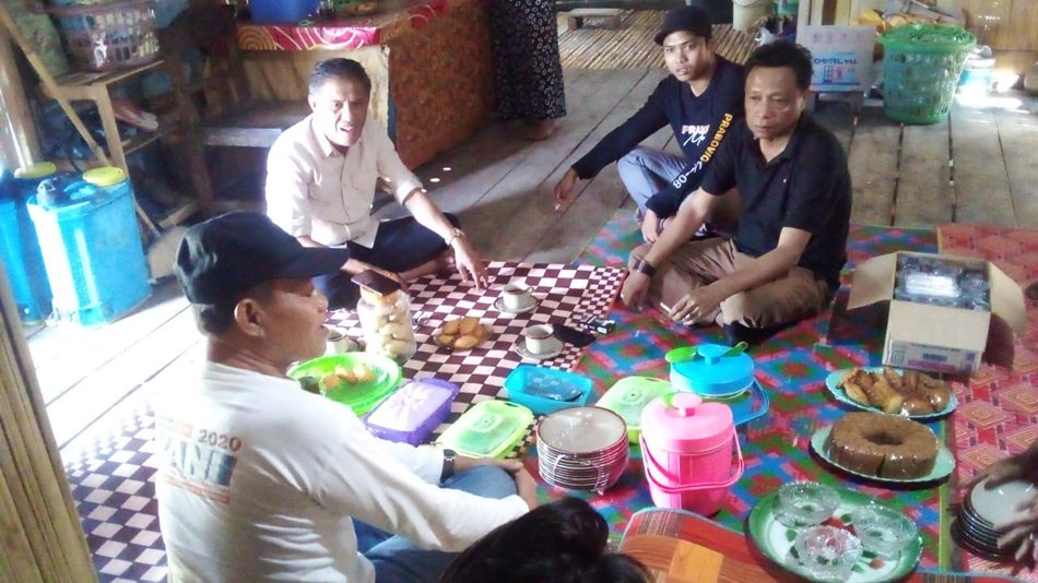 Cabup Amran Mustafa makan melantai bersama warga (F:Tim).