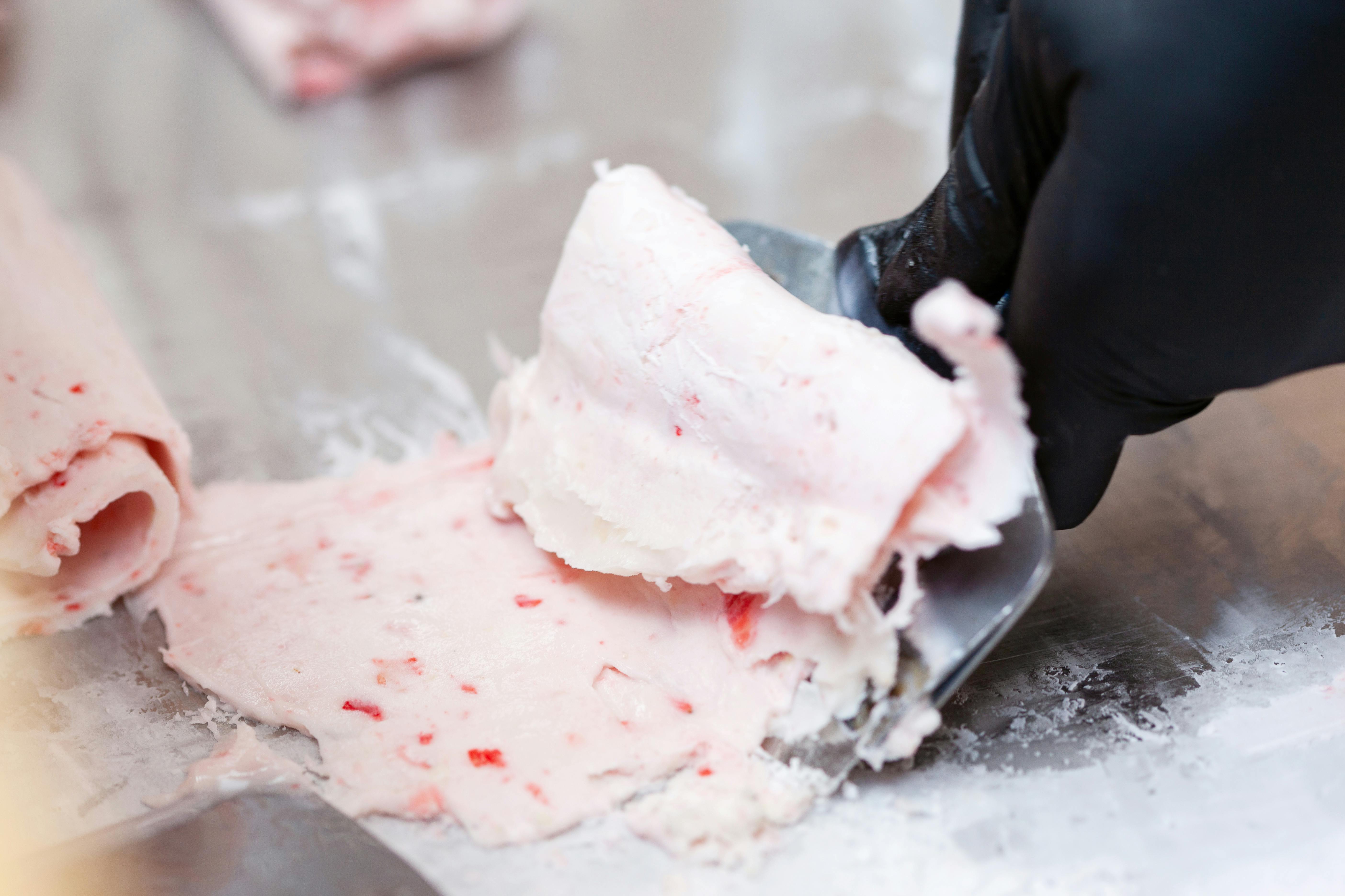 sedang mengambil es krim