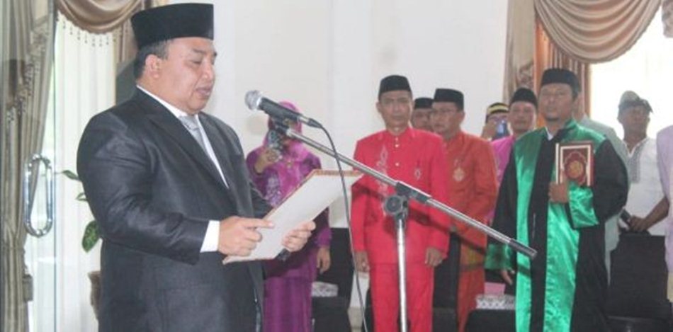 Pjs Bupati Bone Bolango, Budiyanto Sidiki saat melantik dan mengambil sumpah Reflin Buata sebagai Pj Sekda Bone Bolango di Lobby Utama Kantor Bupati (F. Yudi/Prokopim)