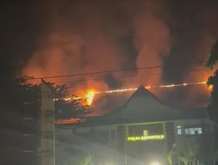 Kebakaran saat melanda Polda Gorontalo (F:istimewa)