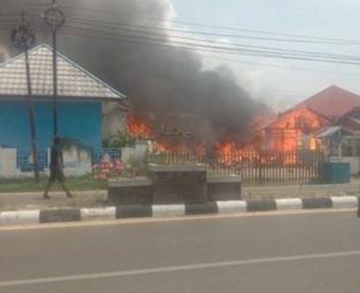 Dua Rumah  milik warga ludes dilahap Api  hingga merembet ke gedung PDAM Pohuwato.(foto : Ist)