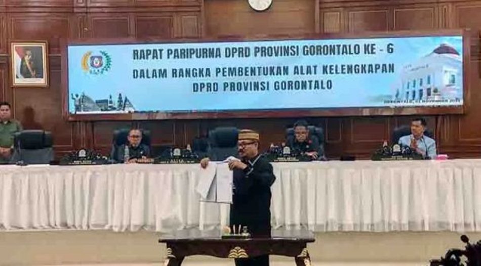 Ketua DPRD Provinsi Gorontalo, Thomas Mopili menunjukan kesepakatan pembentukan Alat Kelengkapan Dewan (AKD). (Foto: humas)