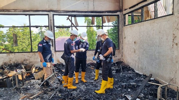 Tim Laboratorium Forensik (Labfor) dari Mabes Polri bersama Tim   Labfor Polda Sulawesi Utara saat melakukan olah TKP kebakaran Polda Gorontalo.(F:hms-pol).