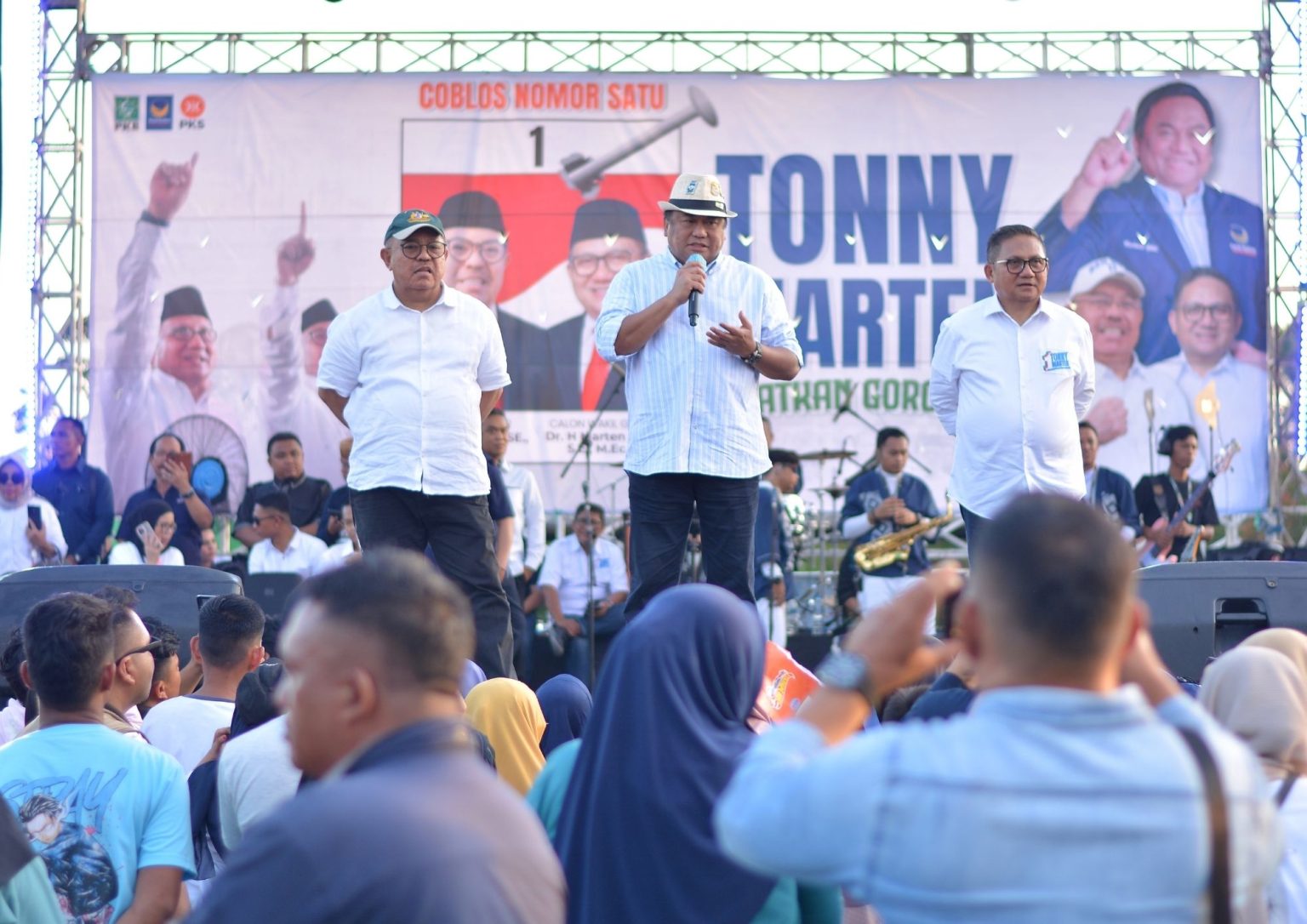 Kampanye Paslon Tonny Marten yang mmenuai perhatianwarga (F:Tim)