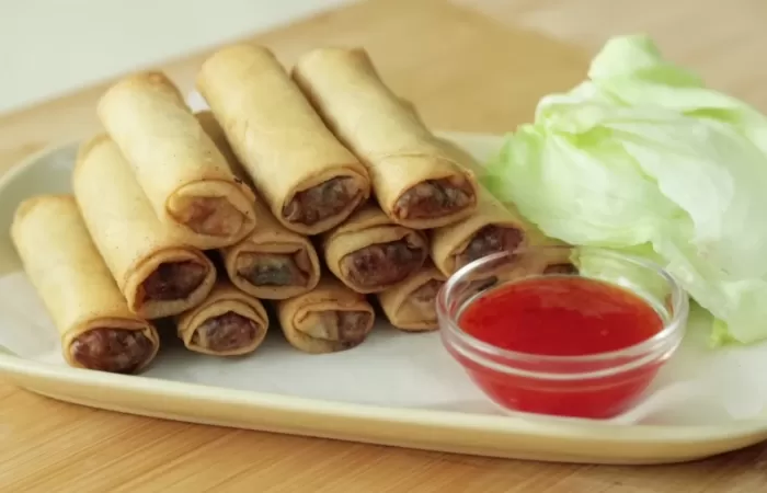 Resep Lumpia Goreng Isi Ayam yang Enak dan Renyah (Foto: YouTube Devina Hermawan )