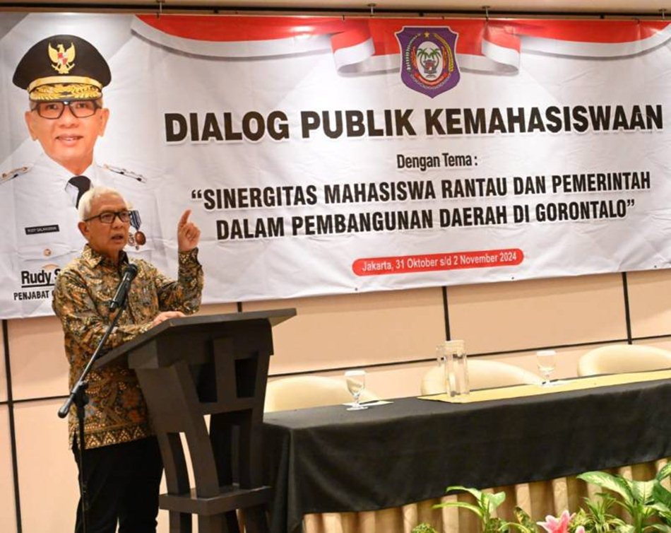 Penjagub Gorontalo saat memberikan sambutan pada  acara pelantikan Pengurus Besar Himpunan Pelajar Mahasiswa Indonesia Gorontalo  (PB-HPMIG) di hotel Orchardz Jayakarta. (F:Ist)