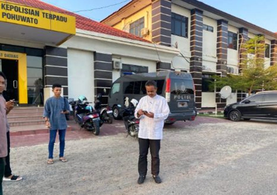 Sekda Pohuwato usai menjalani pemeriksaan di Polres Pohuwato. (F:ist)
