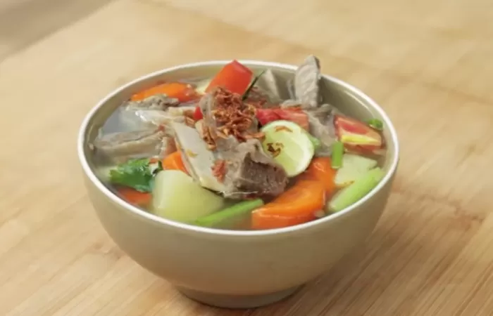 Resep Sup Iga Sapi Kuah Bening yang Gurih./Tangkap Layar YouTube Devina Hermawan