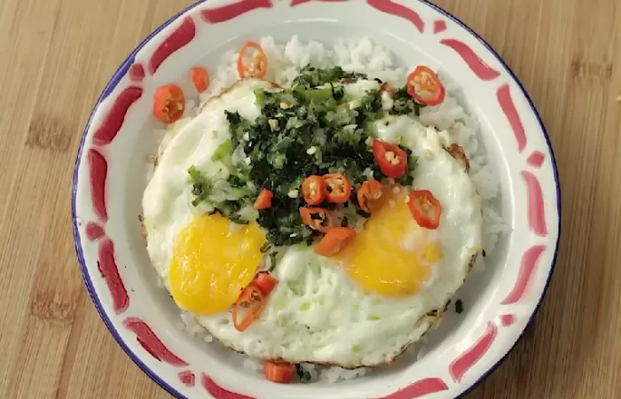 Resep Nasi Telur Ceplok yang Enak dan Ekonomis./Tangkap Layar YouTube Devina Hermawan