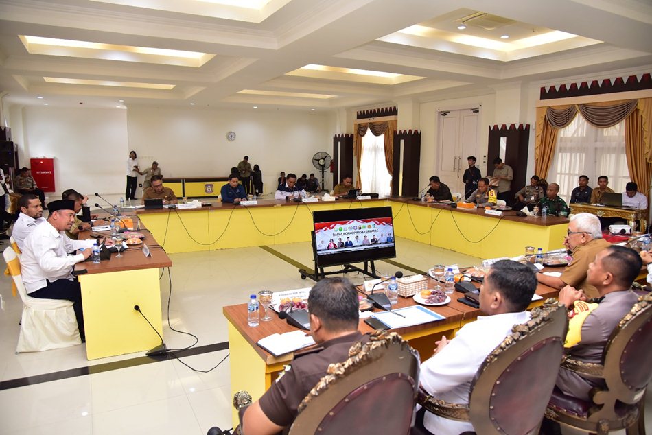 Ketua KPU Provinsi Gorontalo (kemeja putih, kupiah hitam) saat menjelaskan prosesi   pelaksanaan Pilkda serentak pada 27 November mendatang kepada jajaran Forkopimda Gorontalo. (Foto- Nova ).