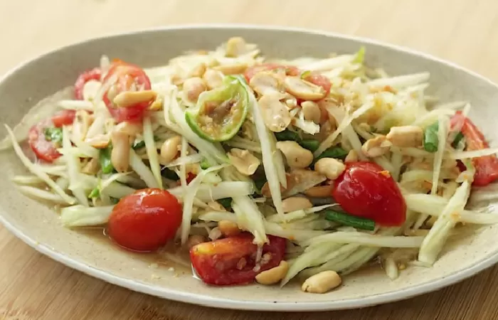 Resep Som Tam Khas Thailand yang Viral. (YouTube Devina Hermawan)