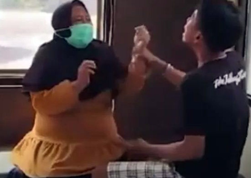 Tangkapan layar video viral remaja menangis histeris saat dilaporkan ibunya ke Polses Dungingi, Kota Gorontalo.