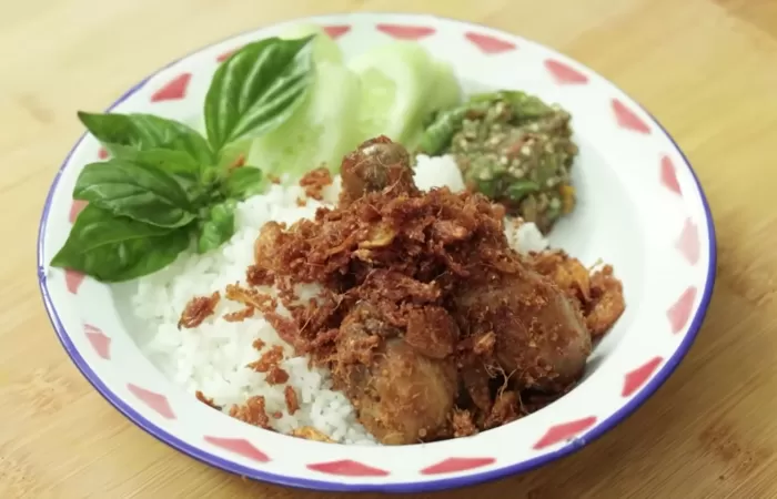 Resep Ayam Goreng Serundeng Bawang yang Enak./Tangkapan Layar YouTube Devina Hermawan