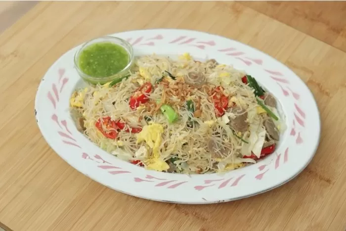 Tampilan resep bihun goreng sayuran tanpa kecap ala Devina Hermawan. (Youtube Channel Devina Hermawan)