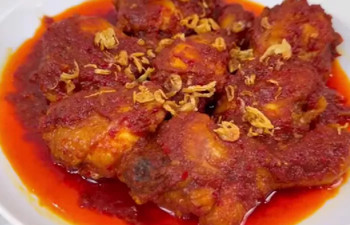 Resep Ayam Bumbu Merah yang Enak. (YouTube Ika Mardatillah)