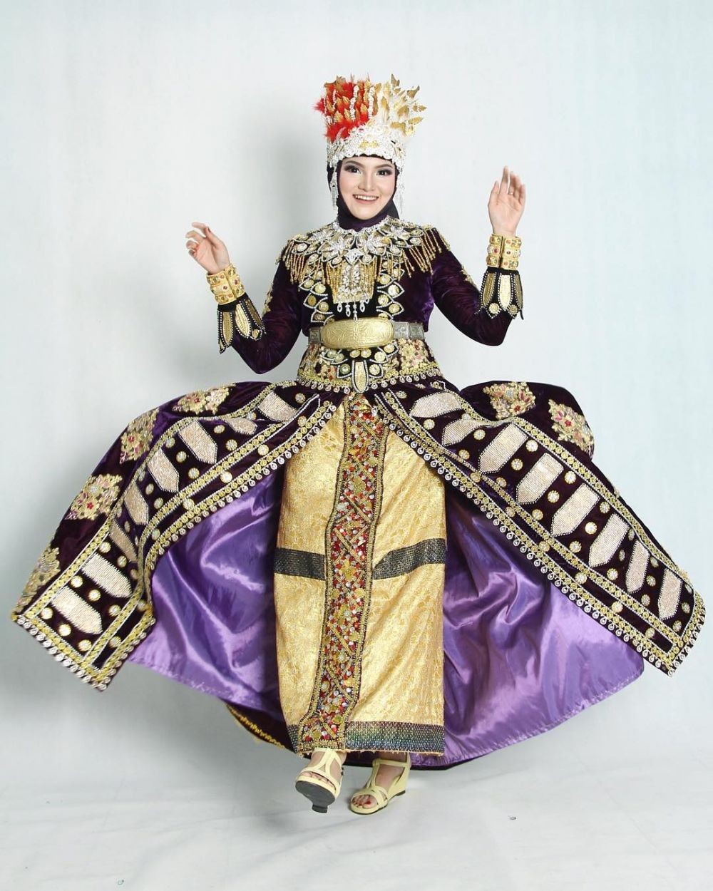 perempuan menggunakan baju adat biliu