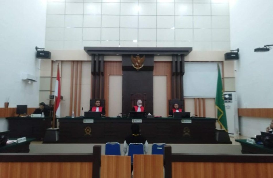 sekdes Mustika saat menjalani sidang di PN Tilamuta Kabupaten Boalemo (F:istimewa)