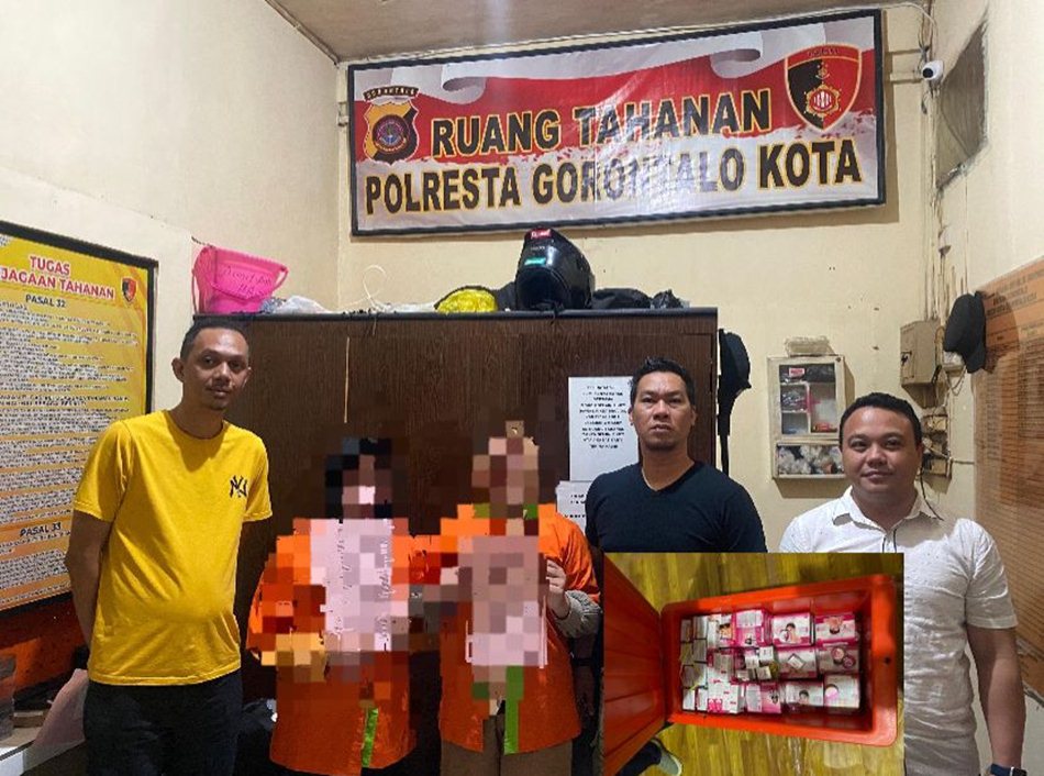 kedua IRT yang ditahan Polresta Gorontalo Kota terkait kasus komsmetika ilegal (F:hms--POL)