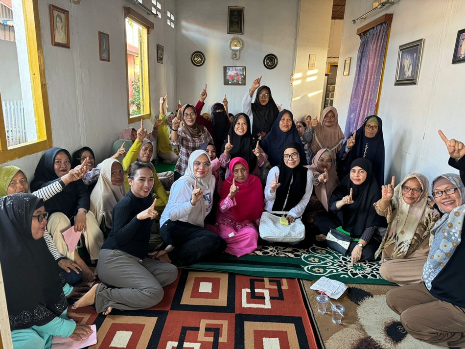 Srikandi-srikandi baik Tonny Uloli dan Marten Taha, mulai dari dua putri dan istri Tonny  Uloli serta istri dari Marten Taha, saat kampanye blusukan (F:Tim)