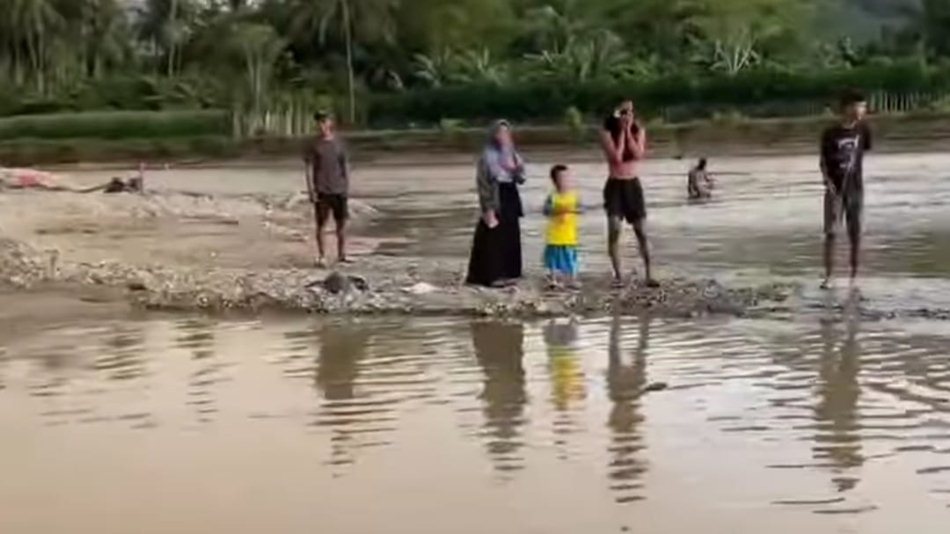Suasana warga di  lokasi dua bocah yang tenggelam di sungai Bone, Kabupaten Bone Bolango. (F:Ist)