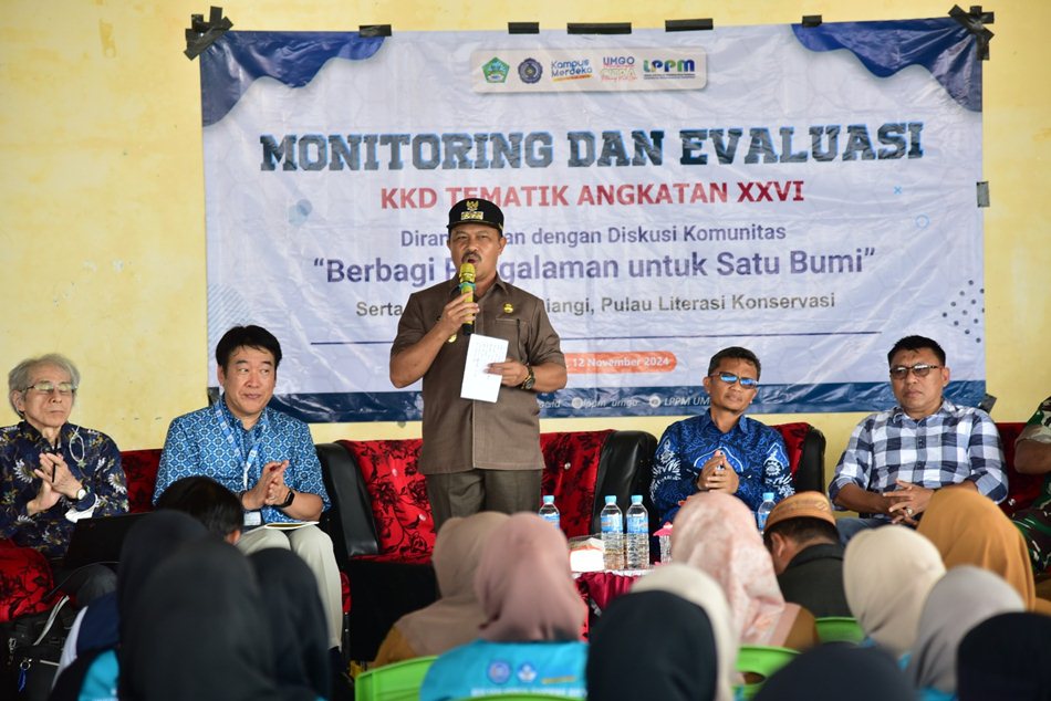 Pj Bupati Boalemo Sherman Moridu bersama Tim JICA  saat sosialisasi tentang edukasi lingkungan khusus untuk masyarakat di Desa Bajo, Kecamatan Tilamuta, Kabupaten Boalemo. (Foto &ndash; Fadil)