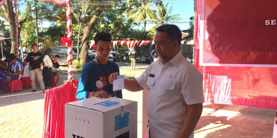 Pjs Bupati Bone Bolango, Budiyanto Sidiki saat melakukan simulasi pemungutan dan   penghitungan suara  di Halaman Gedung Bone Bolango Business Center, Kecamatan Kabila.  (F. Indra)