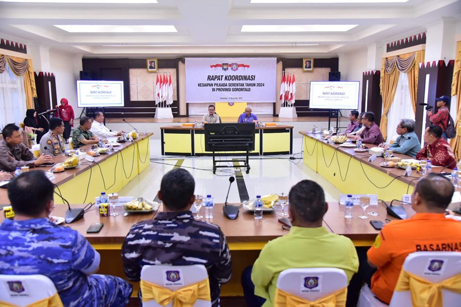 Pj Gubernur saat melaporkan kesiapan Pilkada di Gorontalo ke Wamendagri dalam Rapat   Persiapan Pilkada serentak di Provinsi Gorontalo di Aula Rujab Gubernur. (Foto &ndash; Fikri)