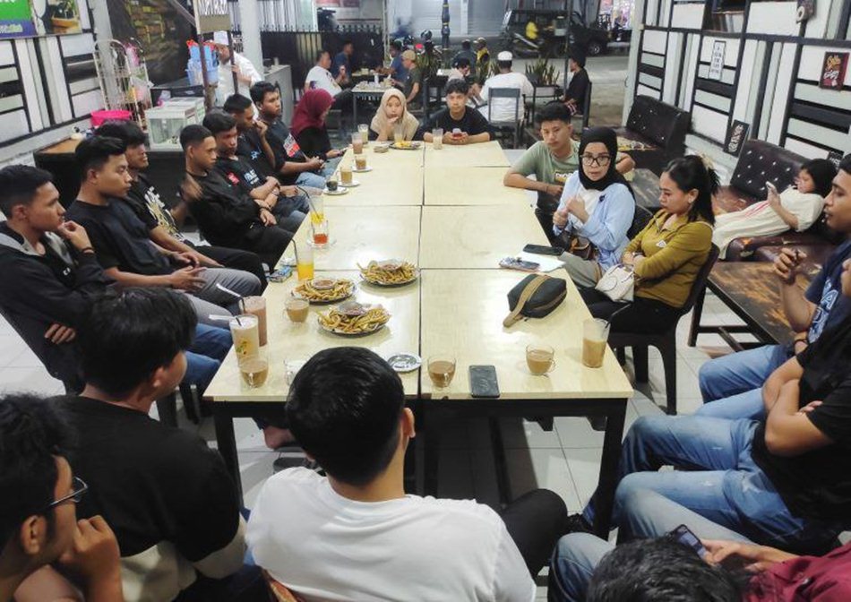 Diskusi Yani Uloli dan ratusan mahasiswa yang bisa dikatakan membedah program visi   misi pasangan nomor urut satu Tonny Uloli-Marten Taha .(F:Tim).
