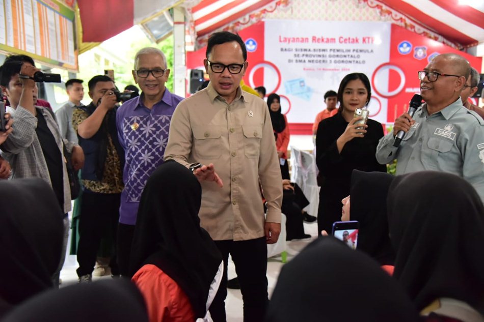 Wakil Menteri Dalam Negeri (Wamendagri) Bima Arya Sugiarto saat meninjau perekaman KTP-el di SMA 3 Kota Gorontalo. (Foto: Fikri )