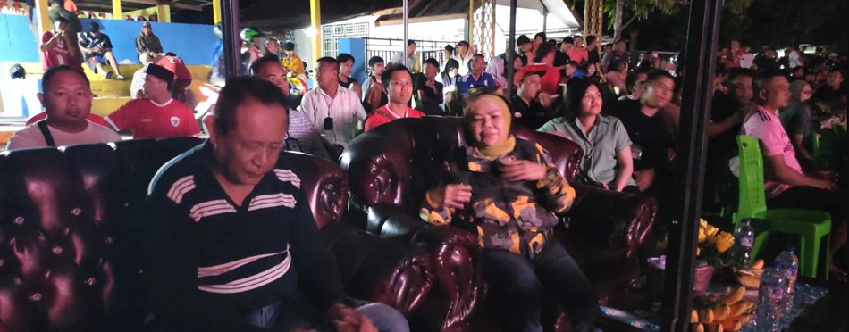 PaslonGusnar - Idah saat nobar bersama warga (F:Tim)
