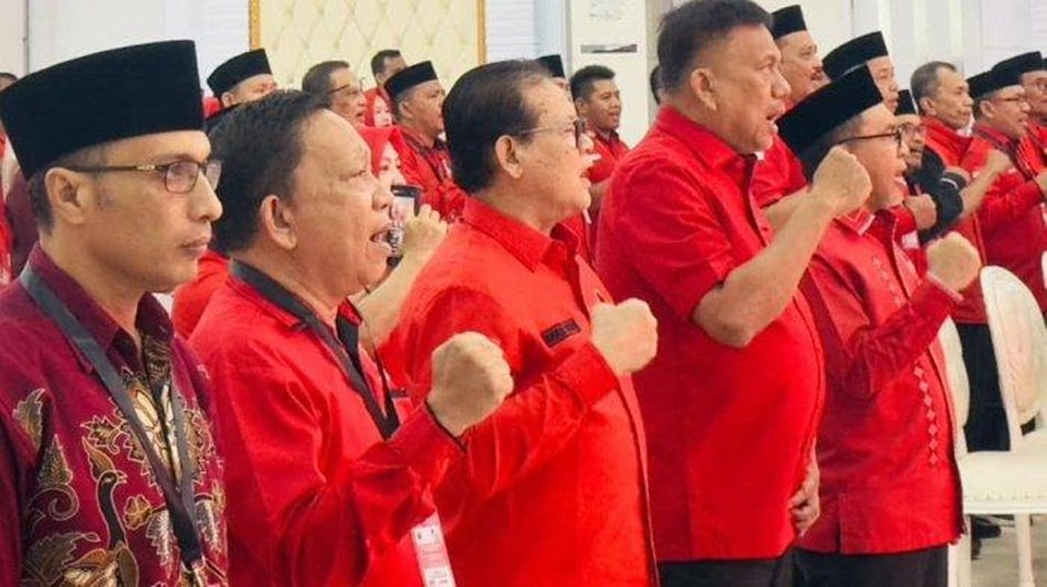 Plt Ketua DPD PDI-P Gorontalo Olly Dondokambey saat membuka Rakercabsus perintahkan kader dan pengurus   solid jelang Pencoblos 27 November 2024. (F:Tim)