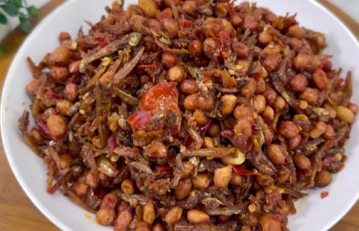 Resep Sambal Teri Kacang Pedas yang Enak dan Gurih./Tangkap Layar YouTube Ika Mardatillah