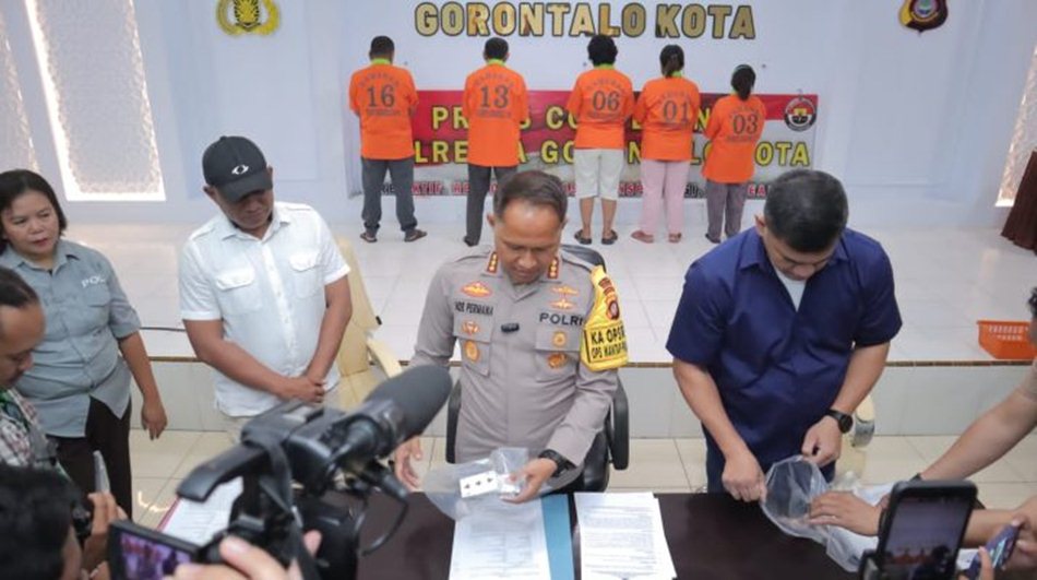 Kapolresta Gorontalo Kota Kombespol Dr. Ade Permana, S.IK,MH yang di dampingi Kasat Reskrim Kompol Leonardo Widharta, S.I.K., pada press conference judi remi. (F:hms-pol)