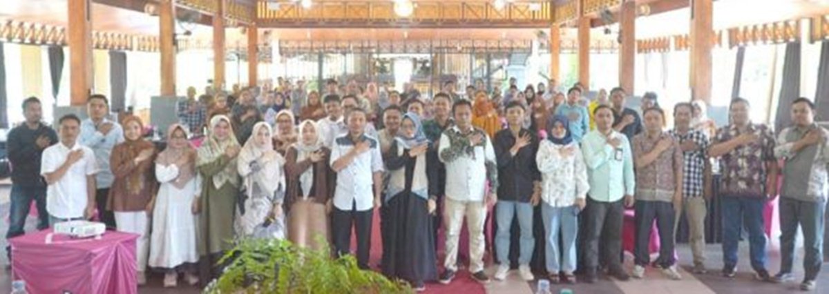 Jajaran KPU Kabupaten Gorontalo saat bedah regulasi berlokasi di Orasawa Resto, Limboto. (F:humas)