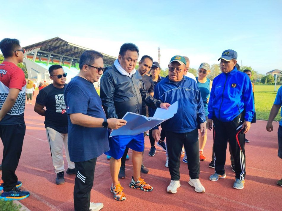 Sambil Olahraga Rachmat Gobel, Tonny Uloli  dan Marten Taha bahas Rancangan Stadion Merdeka. (F:Tim)