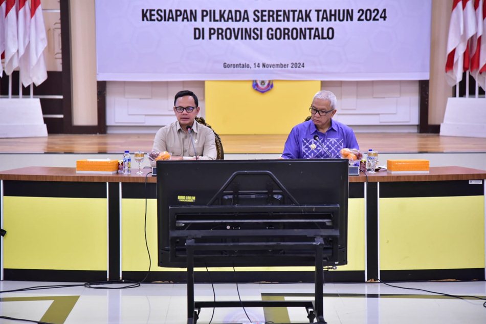 Wakil Menteri Dalam Negeri Bima Arya Sugiarto didampingi Pj Gubernur Gorontalo Rudy Salahuddin saat memimpin rapat Pilkada serentak di Provinsi Gorontalo.( Foto &ndash;  Fikri).