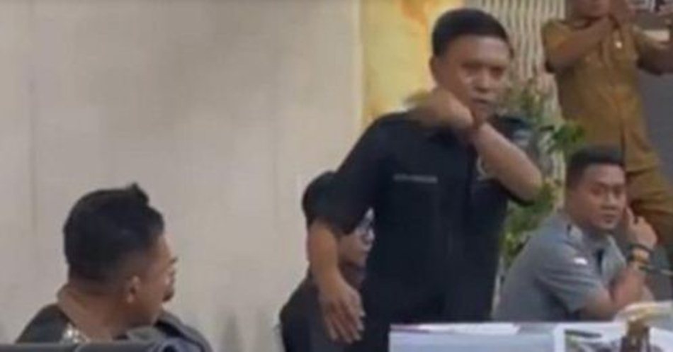 Tangkapan layar saat Anggota DPRD Kabupaten Gorontalo, Anton Abdullah mengamuk   ketika rapat DPRD.(F:ist)