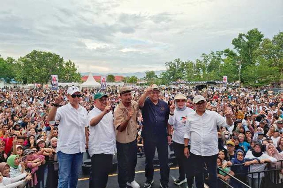 kampanye yang bertajuk Pesta   Rakyat Hebatkan Gorontalo, berlangsung di Lapangan Likada Kabila (F:Tim)