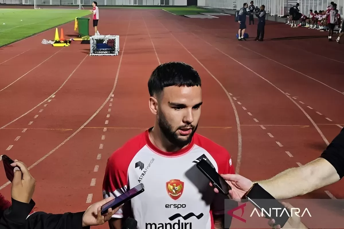 Bek timnas Indonesia Calvin Verdonk menjawab pertanyaan wartawan sebelum melakukan latihan di Stadion Madya, Jakarta, Minggu (17/11). (ANTARA)